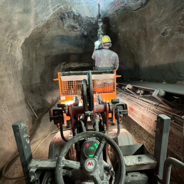 Stollen-Sanierung in Hall in Tirol: Herstellen einer neuen Innenschale auf einer Länge von 800 Meter und 78 Meter Auffahren eines neuen Stollens mittels Bagger und Sprengvortrieb