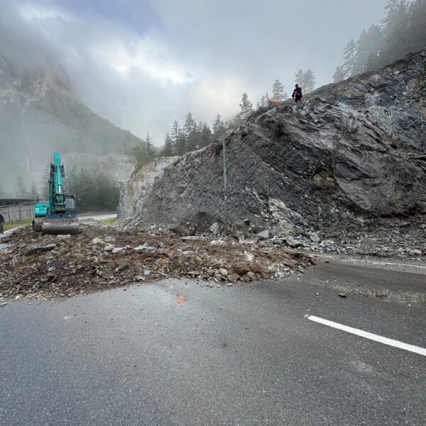 Sprengarbeiten am Reschenpass in Nauders für eine Straßenverbreiterung am Pass
