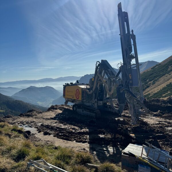 Anker-Bohrarbeiten auf 1800m Seehöhe, ein Strommasten war durch einen starken Sturm umgefallen - Bohrung von 16 Meter tiefen Ankern für das neue Betonfundament