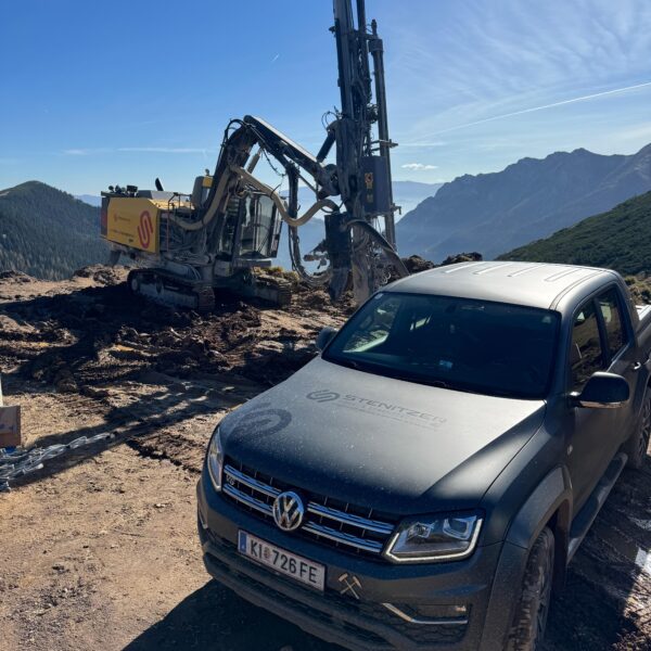 Anker-Bohrarbeiten auf 1800m Seehöhe, ein Strommasten war durch einen starken Sturm umgefallen - Bohrung von 16 Meter tiefen Ankern für das neue Betonfundament