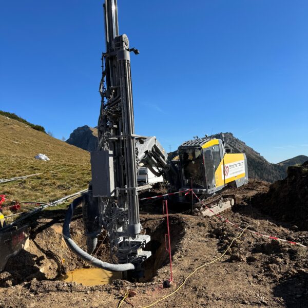 Anker-Bohrarbeiten auf 1800m Seehöhe, ein Strommasten war durch einen starken Sturm umgefallen - Bohrung von 16 Meter tiefen Ankern für das neue Betonfundament