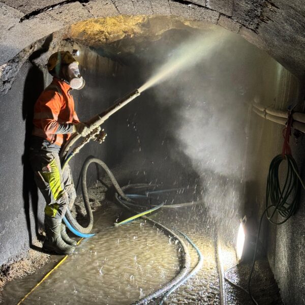 Stollen-Sanierung eines Kraftwerks Spritzbetonauskleidung der Tunnelinnenschale