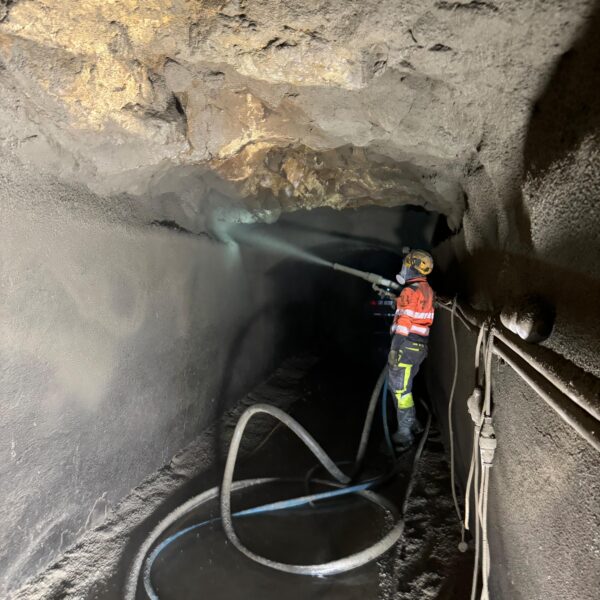 Stollen-Sanierung eines Kraftwerks Spritzbetonauskleidung der Tunnelinnenschale